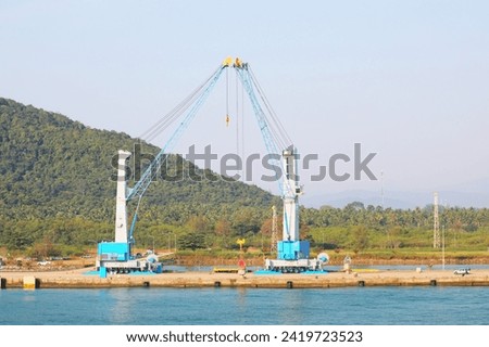 The crane lifts the container,the container lifts up.