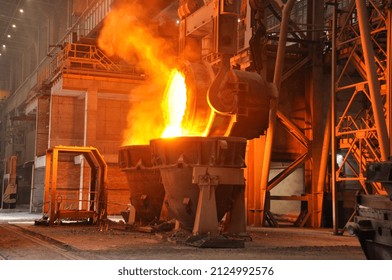 The crane pours the remaining slag into the slag transport tank. ladle pours steel. Casting steel with casting shop - Shutterstock ID 2124992576