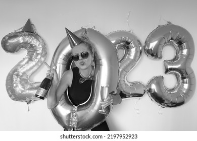 Crazy Young Woman Making Funny Face. Lonely Girl Celebrating New Year 2023 At Home. Silvester Party. December 31. January 1. Big Number Balloons. Lady Posing In Hole Of Zero Shaped Balloon.