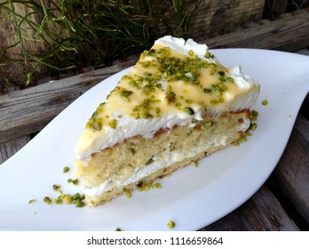 cream cake with pistachios and advocaat