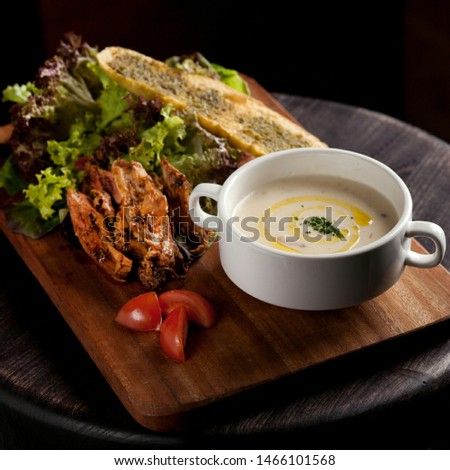 Cream mushroom soup with trufle oil served with bbq chicken and crouton Zdjęcia stock © 