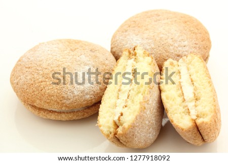 cream sand bouchee