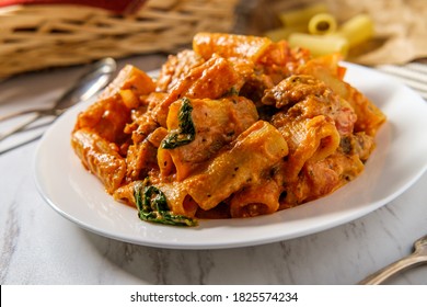 Crème de sauce tomate italienne rigatoni à la saucisse épicée