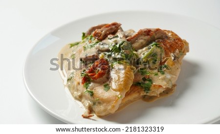 Creamy Italian Tuscan Chicken with Spinach and mushrooms, and sundried tomatoes
