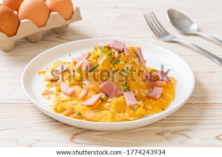 Creamy Omelet with Ham on Rice or Rice with Ham and Soft Omelet Stockfoto © 