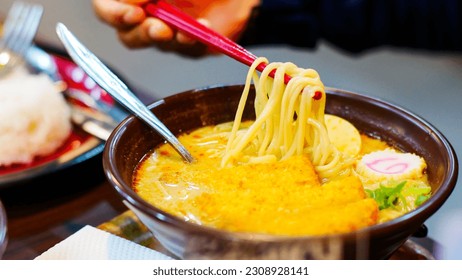 cremosa comida con fideos