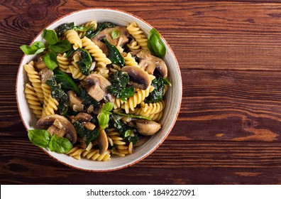 Creamy Spinach And Mushroom Pasta In A Bowl