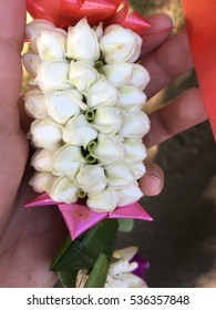 Create flower bouquets