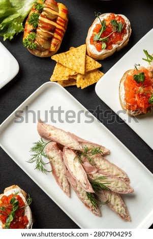 Create an image description in English, no longer than 200 characters, according to microstock guidelines.
Then, write 50 keywords for this image in English, separating words with commas.