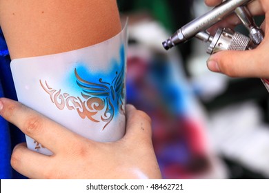 Creating An Air Brush Tatoo On A Youn Gilrs Arm