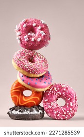 Composición creativa de varias donuts. Conjunto de donuts con diferentes vidrios de colores. Donuts con chocolate, cereal, malvaviscos y sabores variados.