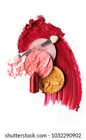 Creative Concept Foto von Kosmetik Uhren Schönheitsprodukte Lippenstift rund Eiche und Applikator Bürste auf weißem Hintergrund.