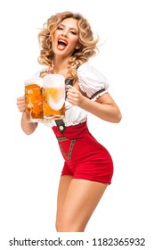Creative Concept Foto von Oktoberfest Kellnerin mit traditioneller bayerischer Kostüme mit Bier einzeln auf weißem Hintergrund.