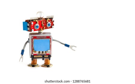 Kreativer Designroboter auf weißem Hintergrund. Rotes Roboterspielzeug mit leerem blauen Bildschirm, Kopienraum.