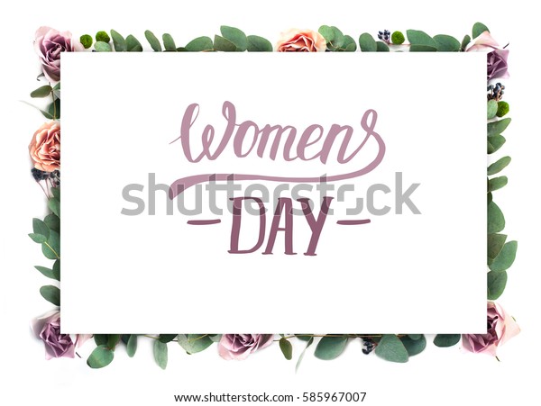 クリエイティブな花の枠 バラの花とユーカリの背景に白い紙と手書きの文字 女性の日 8 3月の招待状 グリーティングカード の写真素材 今すぐ編集
