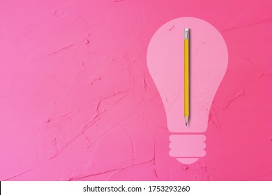 Creative Idee Konzept, Glühbirne und Stift auf rosafarbenem Hintergrund