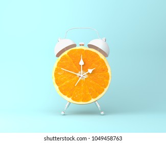 Kreatives Ideenlayout, frisch orangefarbener Slice Wecker auf pastellblauem Hintergrund. minimales Unternehmenskonzept. Fruchtidee kreativ, um Arbeit in Werbe-Marketing-Kommunikation zu produzieren