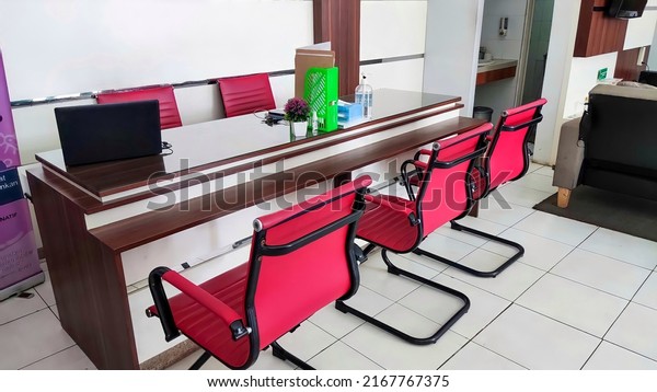 A creative layout design of the\
customer reception room at an authorized car dealer. Translation\
that not cropped:\