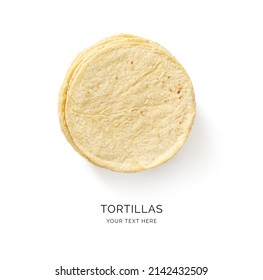 Diseño creativo hecho de tortilla de maíz sobre el fondo blanco. Piso plano. El concepto de comida. Concepto de macro.