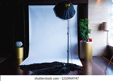 Creative And Minimal DIY Indoor Photo Studio Set Up With Light Stand And Soft Box