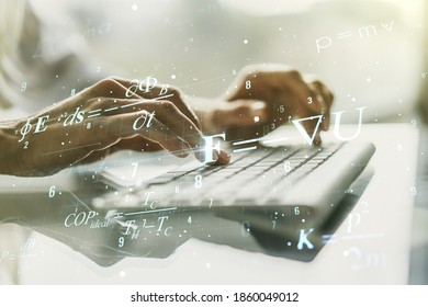 Kreative wissenschaftliche Formelillustration mit Handtippen auf Computertastatur auf Hintergrund, Wissenschaft und Forschungskonzept. Mehrfachexposition