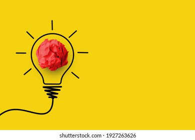 Ideen für kreatives Denken und Innovationskonzept. Papierschrott, rote Farbe mit Symbol der Glühbirne auf gelbem Hintergrund