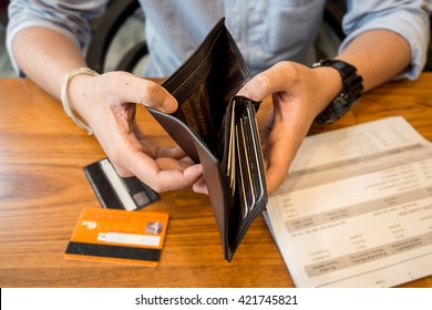 Kreditkartenschuld - Besitz einer leeren Geldbörse.
