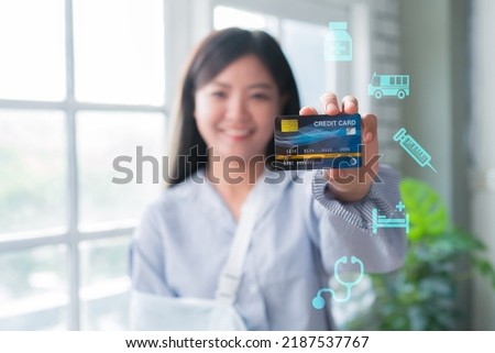Credit card for splint treatment broken arm concept, Businesswoman smiling after accident holding creditcard for to take advantage of treatment benefits and reduce emergency expenses