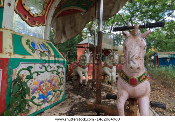 ミャンマー ヤンゴンの不気味な廃墟の遊園地 旧ラングーン の写真素材 今すぐ編集