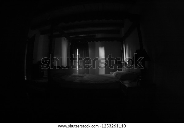 怖い寝室の風景 怖い窓のある古風な寝室 暗い部屋 ホラーのコンセプト の写真素材 今すぐ編集