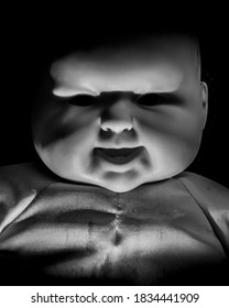 怖い人形の顔 ホラー映画の特徴のようです 怒った赤ちゃん人形 生きた幽霊の恐怖 ハロウィーンのコンセプト 白黒のショット ローキー照明 黒い背景に 写真素材 Shutterstock