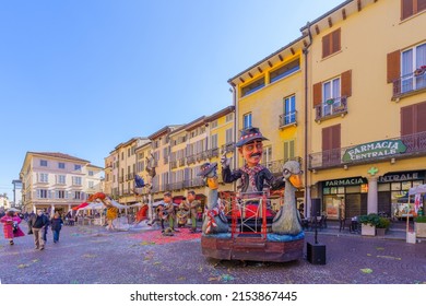 Crema, Italy - February 27, 2022: Carnival Market Scene In The Cathedral (Duomo) Square, With Parade Figure, Locals, And Visitors, In Crema, Lombardy, Northern Italy (parade Deleted Due To COVID)