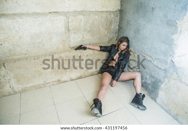 Zdjęcie Stockowe „crime Scene Dead Body Murdered Sexy” 431197456 Shutterstock