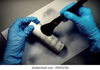 crime scene investigate by use black powder to improve latent fingerprint 