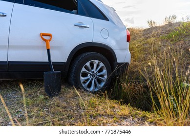 Crimea, The Tepe-Oba Mountain Range - August   24, 2018: A Car Got Stuck In A Ditch