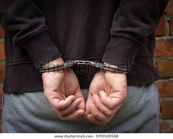 手錠をかけた犯罪者が犯罪で逮捕された 手錠での犯罪手の接写 の写真素材 今すぐ編集