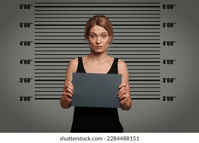 Captura de pantalla criminal. Mujer arrestada con tarjeta en blanco contra gráfico de altura