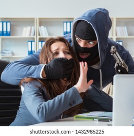 Criminal Taking Businesswoman As Hostage In Office