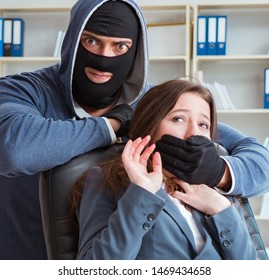 Criminal Taking Businesswoman As Hostage In Office