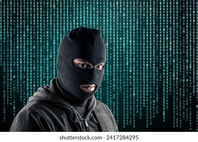 Criminalmente usando pasamontañas negras y capucha sobre fondo de código de computadora azul