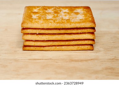 Crispy bread topped with coconut flakes sits on the floor. It's fragrant and crispy, very delicious.