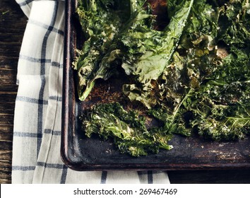 Fromage croustillant et chips de chili kale sur plateau de cuisson. Image tonique