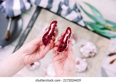 Crispy Cookies. Red Velvet Cookies With Cream Filling On A Baking Sheet. Female Hands Broke The Cookies In Half And Show The Filling To The Camera. Colouring Food, Colorful Baked Goods.