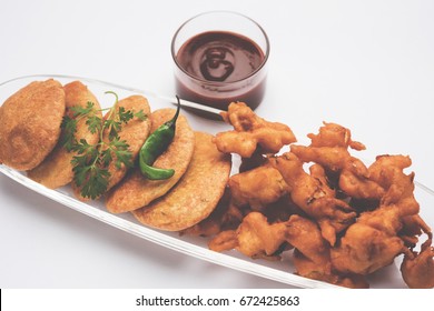 Crispy Kanda and aloo Bhaji or Onion and potato pakora. Favourite roadside indian snack in monsoon served with tomato ketchup and tastes great with Hot Tea