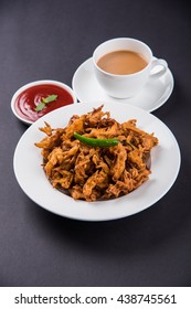 Crispy Kanda Bhaji/Bhajji Or Pyaj Pakode Or Fried Onion Pakora, Delicious Street Food, Favourite Indian Snack In Monsoon Served With Tomato Ketchup And Hot Tea