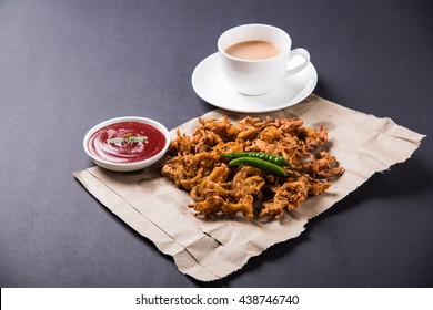 Crispy Kanda Bhaji/Bhajji Or Pyaj Pakode Or Fried Onion Pakora, Delicious Street Food, Favourite Indian Snack In Monsoon Served With Tomato Ketchup And Hot Tea