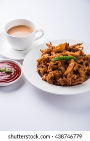 Crispy Kanda Bhaji/Bhajji Or Pyaj Pakode Or Fried Onion Pakora, Delicious Street Food, Favourite Indian Snack In Monsoon Served With Tomato Ketchup And Hot Tea