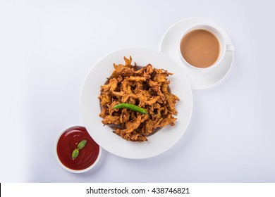 Crispy Kanda Bhaji/Bhajji Or Pyaj Pakode Or Fried Onion Pakora, Delicious Street Food, Favourite Indian Snack In Monsoon Served With Tomato Ketchup And Hot Tea