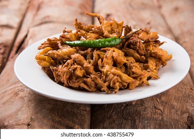 Crispy Kanda Bhaji/Bhajji Or Pyaj Pakode Or Fried Onion Pakora, Delicious Street Food, Favourite Indian Snack In Monsoon Served With Tomato Ketchup And Hot Tea