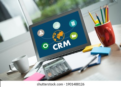CRM Business Customer CRM Management Analysis Service Concept Geschäftsteam arbeitet mit Finanzberichten und einem Laptop